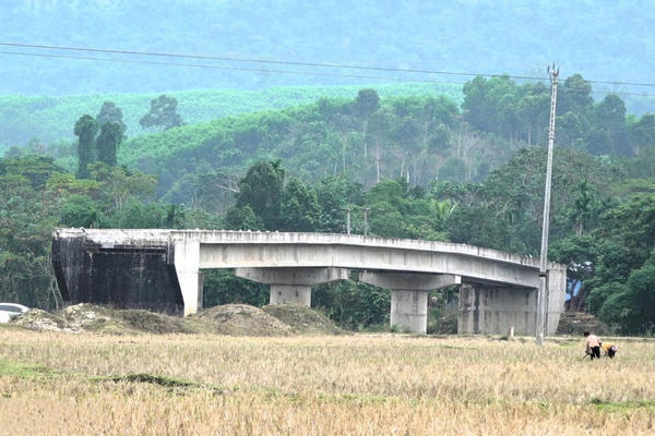 Cầu xây xong nhưng không có đường dẫn