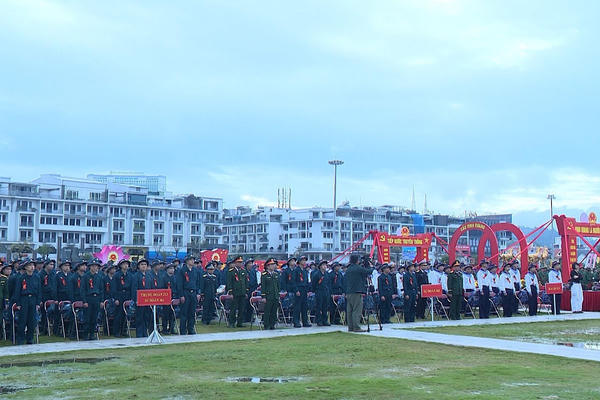 Hơn 2.300 tân binh vùng Mỏ lên đường nhập ngũ 