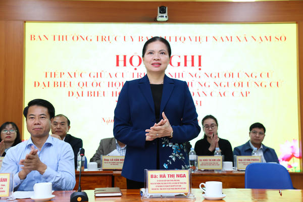 Hình ảnh Phó Chủ tịch - Tổng Thư ký Hà Thị Nga tiếp xúc cử tri tại xã Nậm Sỏ