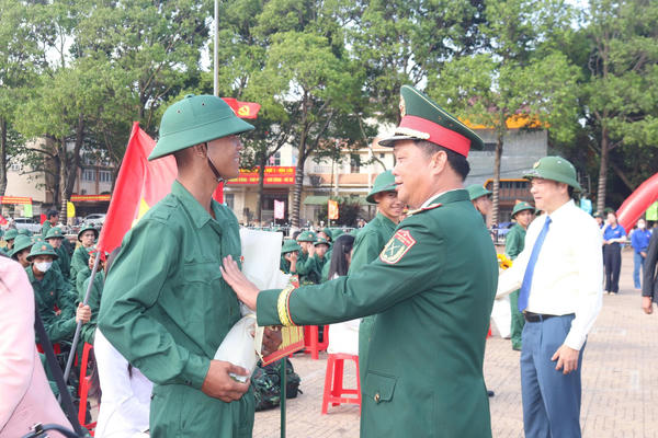 Thanh niên Đắk Lắk hăng hái lên đường nhập ngũ: Vững bước tiếp nối truyền thống anh hùng