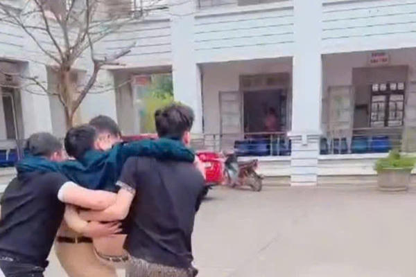 Lào Cai: Cảnh sát giao thông dùng xe chuyên dụng cấp cứu người dân