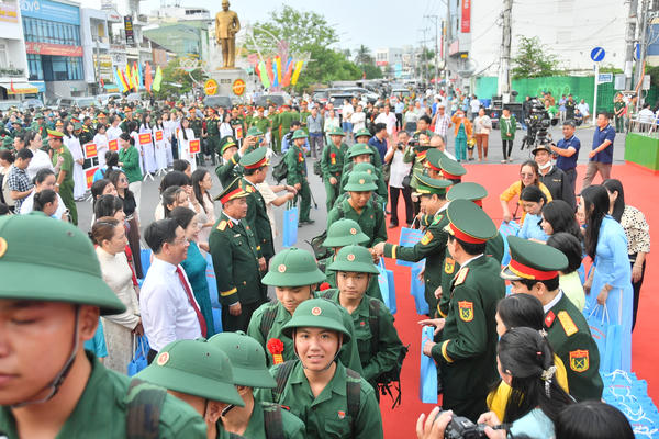 Thanh niên An Giang hăng hái lên đường nhập ngũ