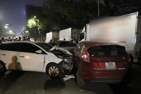 Hà Nội: Tài xế gây tai nạn liên hoàn trên phố Nguyễn Chánh có nồng độ cồn
