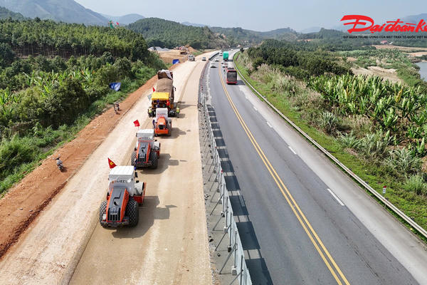 Nhộn nhịp thi công “3 ca, 4 kíp” trên công trường mở rộng cao tốc Nội Bài – Lào Cai