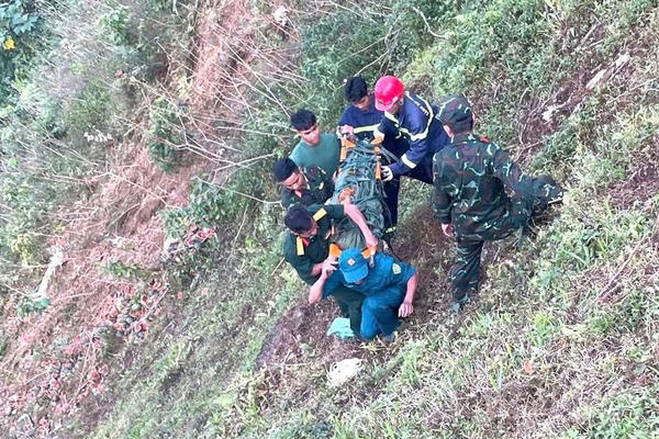 Quảng Ngãi: Xe tải lao xuống vực sâu gần 200m, 1 người tử vong