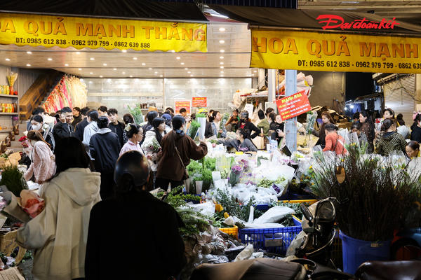 Giá hoa 8/3 tăng mạnh, chợ hoa Quảng An tấp nập khách từ nửa đêm
