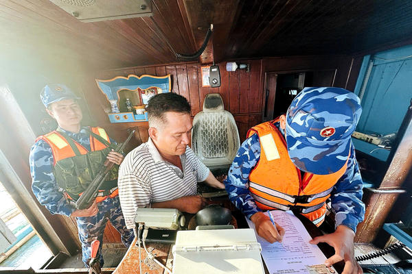 Bắt giữ tàu vận chuyển trái phép hơn 50.000 lít dầu diesel 