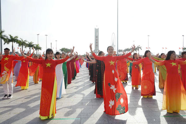 Đà Nẵng: Quảng trường 29/3 rực rỡ áo dài trong ngày Quốc tế phụ nữ