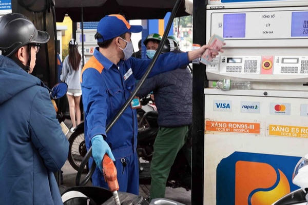 Chủ tịch UBND thành phố Hà Nội yêu cầu xử lý nghiêm hành vi găm hàng xăng dầu