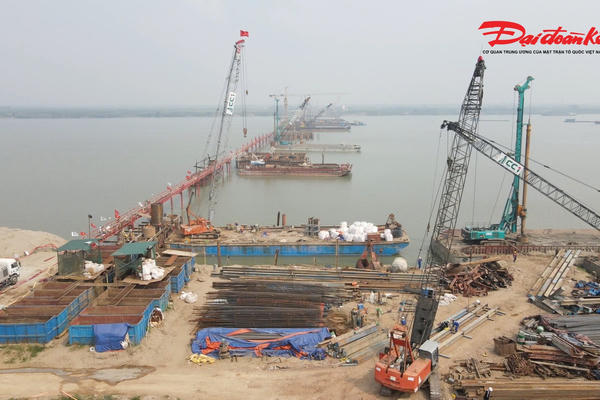 Cầu Hồng Hà tăng tốc thi công, dự kiến vượt kế hoạch 5 tháng