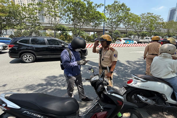 TP Hồ Chí Minh: Tăng cường chốt chặn tại 'điểm nóng' giao thông trên đường Võ Nguyên Giáp