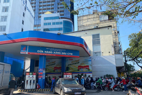 Giá xăng giảm gần 4.000 đồng một lít