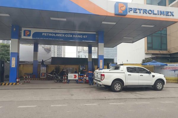 Giá xăng giảm sâu: Tài xế phấn khởi, trạm xăng vắng khách