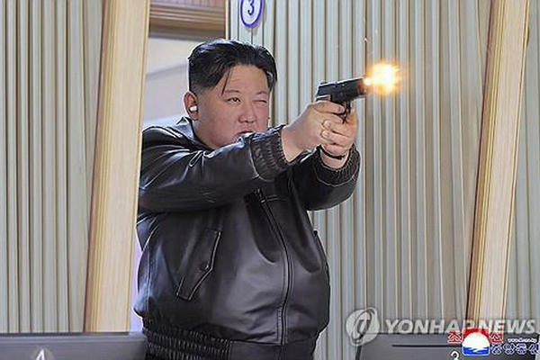 Triều Tiên: Ông Kim Jong Un và con gái thử súng tại nhà máy vũ khí