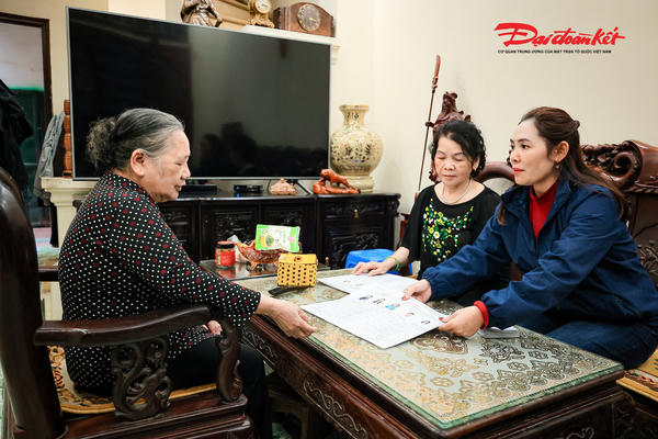 Phụ nữ Thủ đô 'đi từng ngõ, gõ từng nhà', tận tụy góp sức cho ngày bầu cử