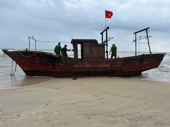 Tìm chủ sở hữu tàu ‘không số’ trôi dạt vào bờ biển tỉnh Quảng Trị