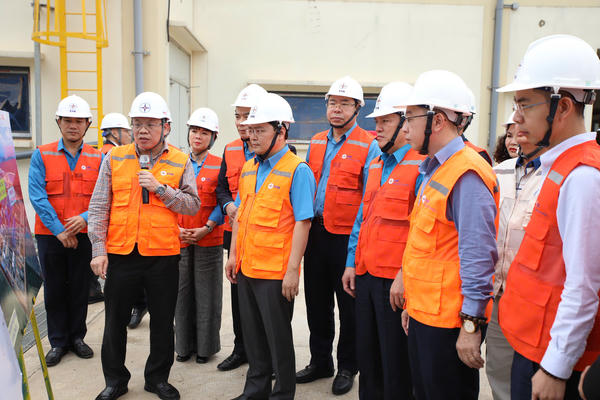 Chủ tịch Tổng Liên đoàn Lao động Việt Nam thăm, động viên người lao động tại Trung tâm Điện lực Quảng Trạch