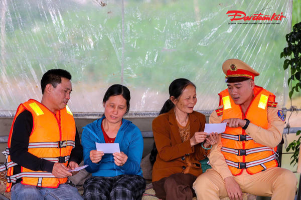 Cảnh sát đường thủy Hà Nội hỗ trợ phát thẻ cử tri cho người dân xóm chài ven sông Cảnh sát đường thủy Hà Nội hỗ trợ phát thẻ cử tri cho người dân xóm chài ven sông