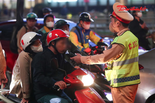 Hà Nội kiểm tra hàng trăm phương tiện, phát hiện nhiều trường hợp vi phạm nồng độ cồn Hà Nội kiểm tra hàng trăm phương tiện, phát hiện nhiều trường hợp vi phạm nồng độ cồn