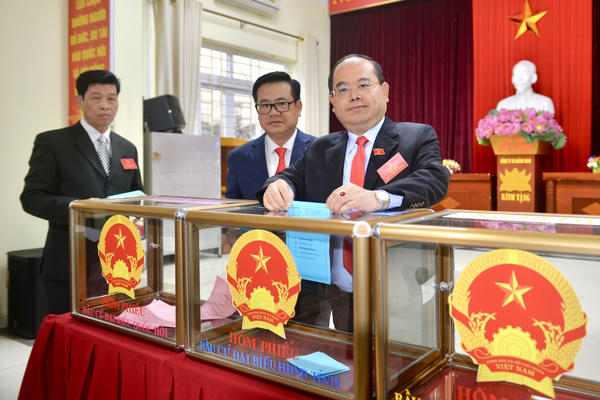 Cử tri vùng mỏ hân hoan đi bầu cử