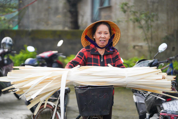 Người thợ làng nón trong ngày hội bầu cử