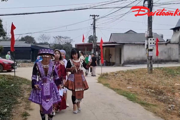 Xúng xính váy áo đi bầu cử