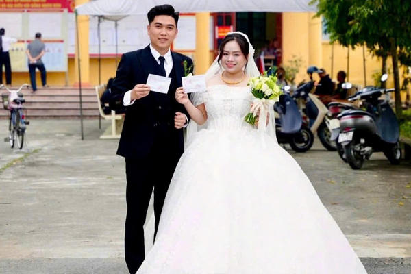 Hải Phòng: Cô dâu, chú rể tay trong tay đi bỏ phiếu