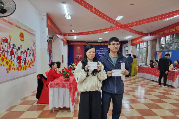 Công nhân khu công nghiệp gửi trọn niềm tin trong lá phiếu