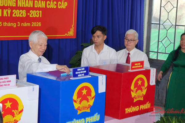 Nhiều nguyên lãnh đạo Đảng, Nhà nước, Mặt trận Tổ quốc Việt Nam bỏ phiếu bầu cử tại TP Hồ Chí Minh