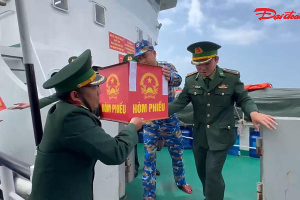 Quảng Trị: Tổ chức cho cán bộ, chiến sĩ đang làm nhiệm vụ trên biển bầu cử