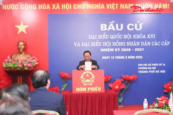 Trưởng Ban Tuyên giáo và Dân vận Trung ương Trịnh Văn Quyết bỏ phiếu bầu cử