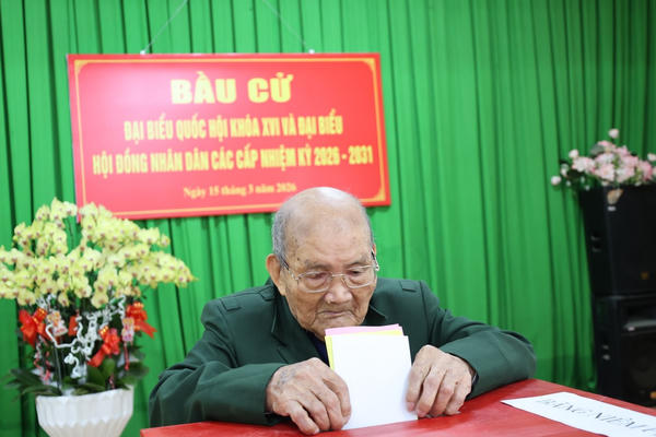 Lâm Đồng: Cử tri 103 tuổi đi bầu cử