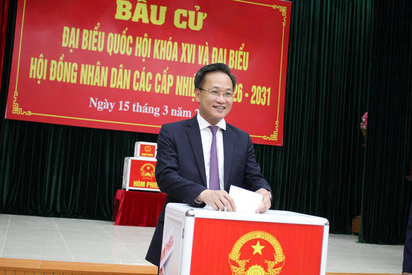 Bí thư Tỉnh ủy Hưng Yên cùng cử tri phường Mỹ Hào bỏ phiếu từ đầu giờ sáng