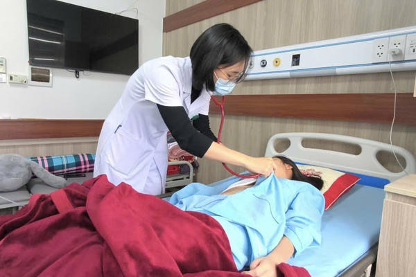 Từ viêm họng tưởng nhẹ, nữ sinh 16 tuổi bị “siêu vi khuẩn” tấn công tim và não Từ viêm họng tưởng nhẹ, nữ sinh 16 tuổi bị “siêu vi khuẩn” tấn công tim và não