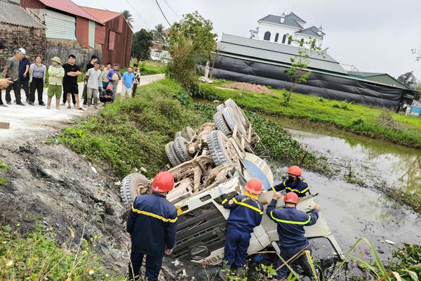 Bắc Ninh: Giải cứu nạn nhân trong xe bê tông lật xuống ao