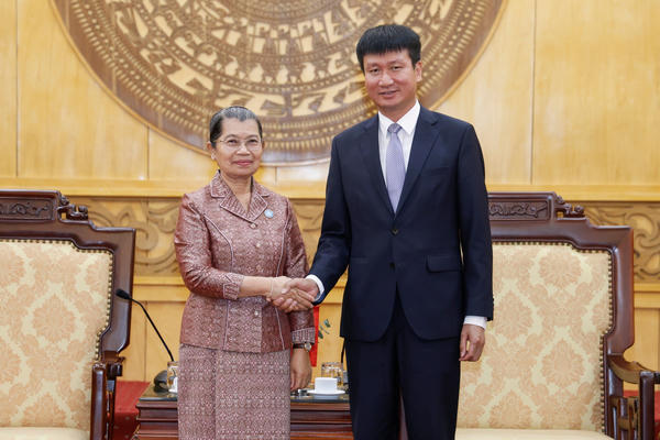 Đoàn đại biểu cấp cao Hội đồng Quốc gia Mặt trận Đoàn kết Phát triển Tổ quốc Campuchia chào xã giao lãnh đạo tỉnh Ninh Bình