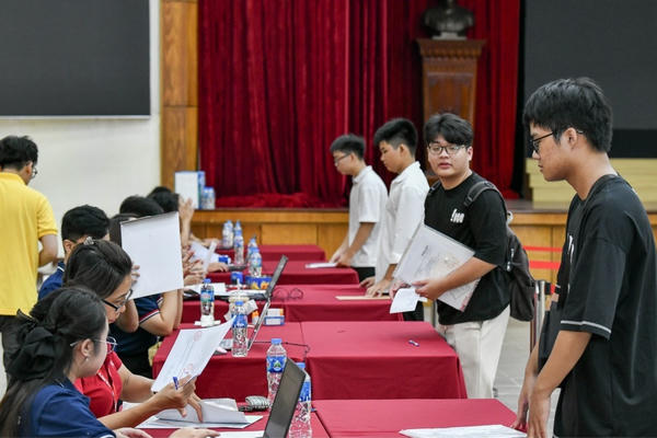 Học phí leo thang, không nên lựa chọn theo cảm tính Học phí leo thang, không nên lựa chọn theo cảm tính