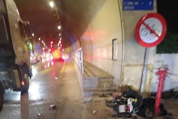 Huế: Tông vào lan can đi bộ ở cửa hầm, 2 người tử vong 