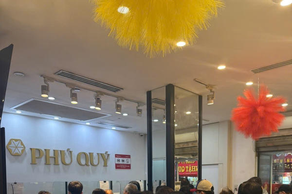 Giá bạc giảm mạnh: Người mua người bán vẫn tấp nập