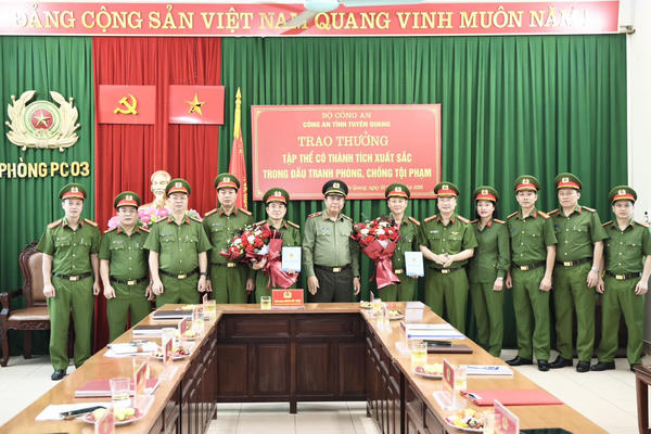 Tuyên Quang trao thưởng ban chuyên án phá đường dây buôn bán hàng cấm xuyên biên giới