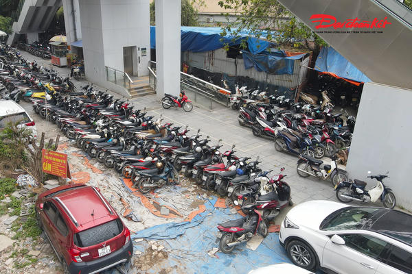 Hàng loạt bãi xe trái phép 'bủa vây' metro Cát Linh – Hà Đông