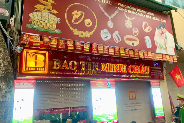 Nhiều công an xuất hiện tại Cửa hàng Bảo Tín Minh Châu