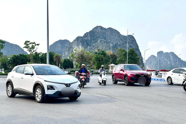 Giá xăng biến động, xe điện "hút khách" 