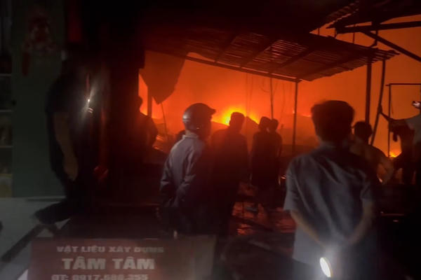 Hỏa hoạn trong đêm thiêu rụi nhiều căn nhà 