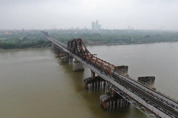 Cấm xe máy qua cầu Long Biên trong 60 ngày