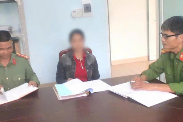 Công an TP Huế hỗ trợ 1 phụ nữ Cơ Tu nhận lại 60 triệu đồng chuyển nhầm