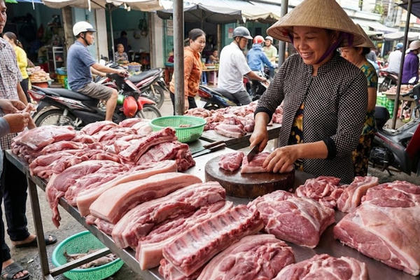 Giá lợn hơi có xu hướng giảm nhưng giá thịt lợn vẫn tăng