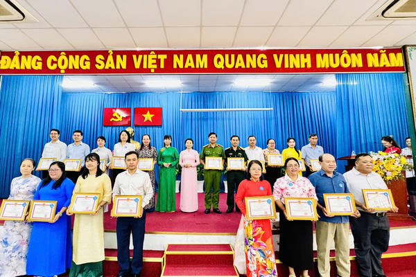 TP Hồ Chí Minh: Khen thưởng gần 300 tập thể, cá nhân xuất sắc trong công tác bầu cử TP Hồ Chí Minh: Khen thưởng gần 300 tập thể, cá nhân xuất sắc trong công tác bầu cử