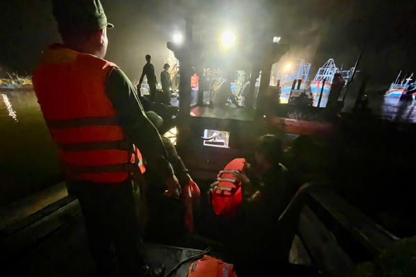 TP Hồ Chí Minh: Kịp thời khống chế vụ cháy tàu cá tại khu neo đậu Bến Lội - Bình Châu TP Hồ Chí Minh: Kịp thời khống chế vụ cháy tàu cá tại khu neo đậu Bến Lội - Bình Châu