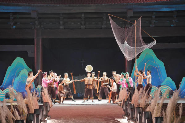 Giữ chân du khách sau hoàng hôn